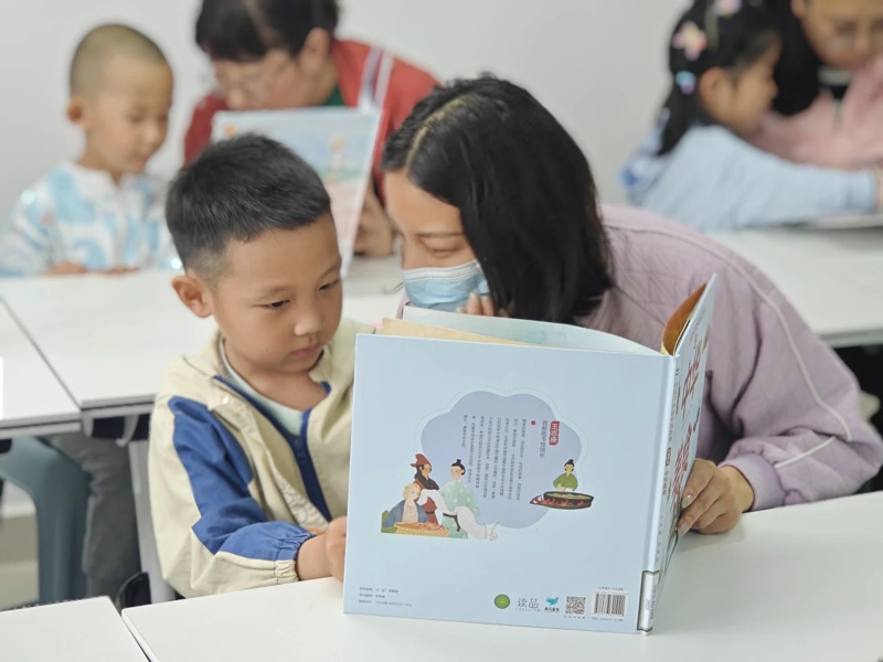 深圳，这座充满活力的城市不仅有高楼大厦、繁华商圈，还有着众多温馨的阅读机构，它们如同城市中的绿洲，为亲子家庭带来无尽的故事与知识。今天就让我们一起走进这些特别的空间吧！